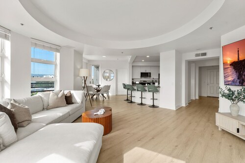 Large 3BR Santa Monica Gem Central & 10 Min from the Ocean