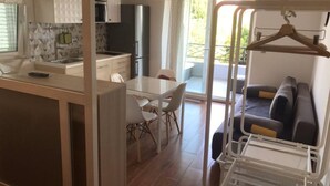 Une cuisine moderne avec un coin repas, un canapé et une vue sur l’extérieur.