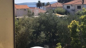 Un quartier résidentiel avec des maisons, un ciel dégagé et un oiseau qui vole.