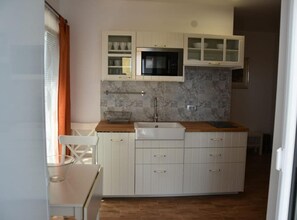 Coffee/tea maker, fridge, microwave, dishwasher - One bedroom apartment (702) (Orebic)