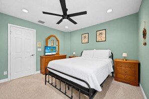 5 bedrooms, desk, iron/ironing board, travel crib