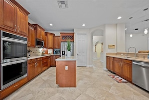 Fridge, microwave, oven, stovetop - Jupiter Farms Paradise- 5BR Pool Retreat (Jupiter)