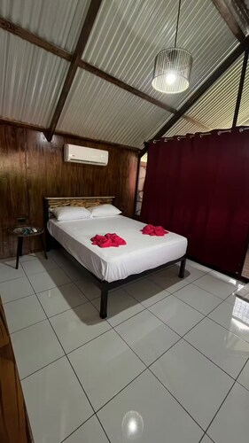 Cozy 1-bedroom cabin in quaint San Carlos with AC