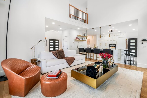 Living area - Spacious 5-bedroom house in perfect location (Woodstock)