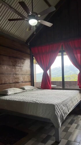Adorable 1-bedroom cabin with AC in beautiful San Carlos