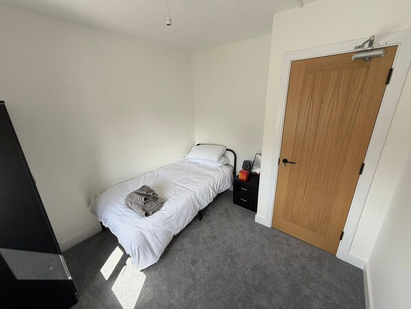 Room - Room-bright Spacious Single Room in a Gu (Chelmsford)