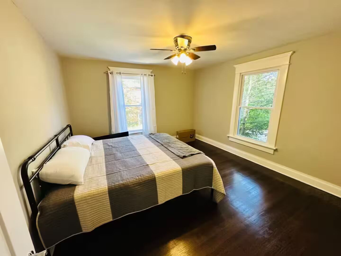 5 bedrooms, iron/ironing board, WiFi, bed sheets