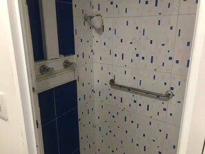 Serviettes fournies, savon, papier toilette