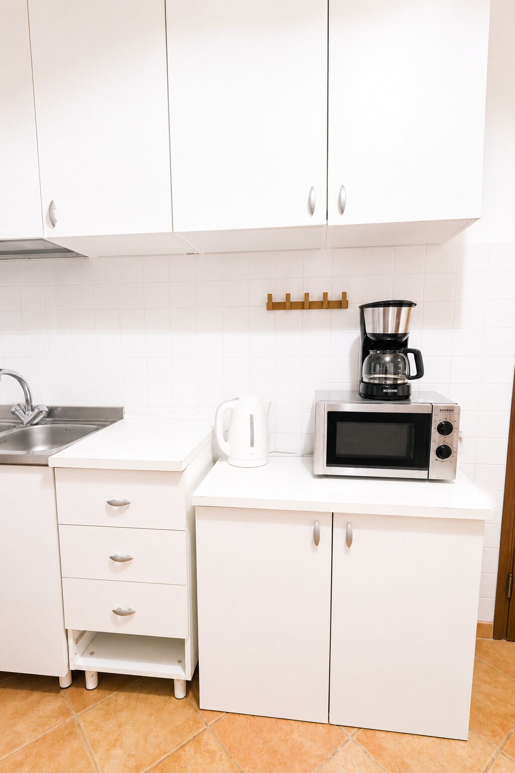 Appartement | Privékeuken | Een koffiezetapparaat/waterkoker, een waterkoker, een koffiemolen