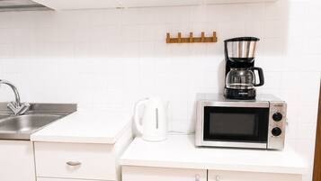 Appartement | Privékeuken | Een koffiezetapparaat/waterkoker, een waterkoker, een koffiemolen