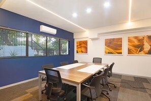 Meeting facility - Stylish Rosebank Apartment Walk to Mall &Gautrain (Johannesburg)