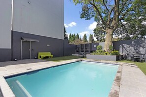 Pool - Stylish Rosebank Apartment Walk to Mall &Gautrain (Johannesburg)