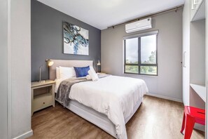Tabla de planchar con plancha, wifi, ropa de cama