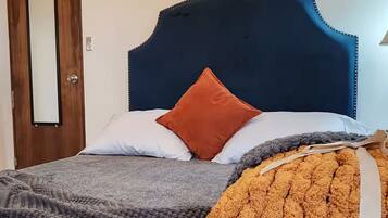 Tabla de planchar con plancha, wifi y ropa de cama
