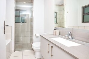 Asciugacapelli, asciugamani, sapone, carta igienica