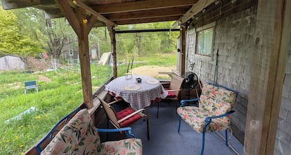 Tiny House Oasis in beautiful Waldo County, Maine. Dogs welcome!