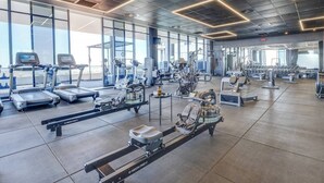 Ein Fitnessstudio mit Laufbändern, Ergometer und Krafttrainingsgeräten.