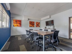 Meeting facility - Corporate 2br Apt w/t office cubicles, fast wifi (Johannesburg)