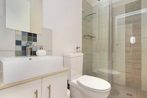 Haartrockner, Handtücher, Seife, Toilettenpapier