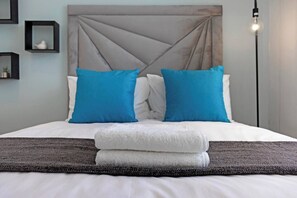 WiFi, bed sheets - Spacious Two-bedroom Apartment in Rosebank (Johannesburg)
