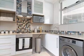 Private kitchen - Spacious Two-bedroom Apartment in Rosebank (Johannesburg)