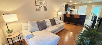 ACE STAYS: Modern 1 BR Townhouse in Mt Carmel