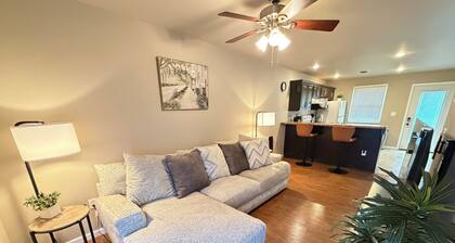 ACE STAYS: Modern 1 BR Townhouse in Mt Carmel