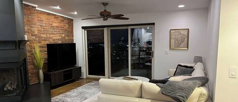 Condo, varias camas, vista a la ciudad (City View Perch) | Área de sala de estar