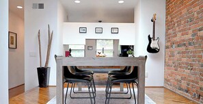 Dining - City View Perch Walkable Apt (Cincinnati)