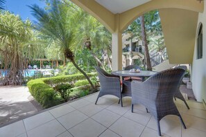Outdoor dining - 2 Bed / 2 Bath Condo in Gated Community - 200 Meters To Stunning Beach (Provincia de Guanacaste)