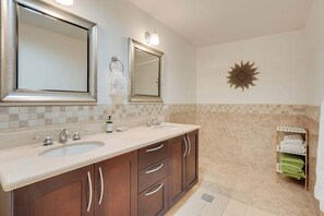 Shower, hair dryer, towels, soap - 2 Bed / 2 Bath Condo in Gated Community - 200 Meters To Stunning Beach (Provincia de Guanacaste)