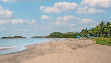Plage, chaises longues, serviettes de plage