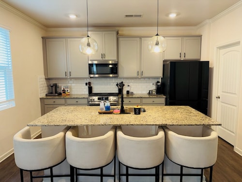 Family Friendly and Group Stay 4BR Home, Sleeps 8 Near ATL Airport