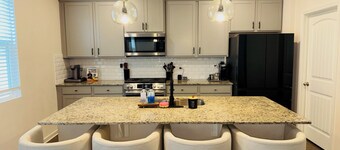 Family Friendly and Group Stay 4BR Home, Sleeps 8 Near ATL Airport