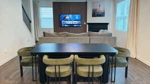 Interior - Family Friendly and Group Stay 4BR Home, Sleeps 8 Near ATL Airport (Fairburn)