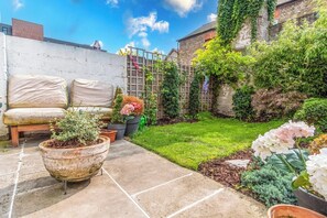 Property grounds - Lovely 2-bedroom house in Dublin centre perfect for a relaxing getaway (Dublin)