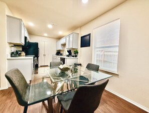 Dining - Lux Home •Mins To •AT&T Stadium•Six Flags•Texas Rangers•TX Live•Baylor Scott Med (Arlington)