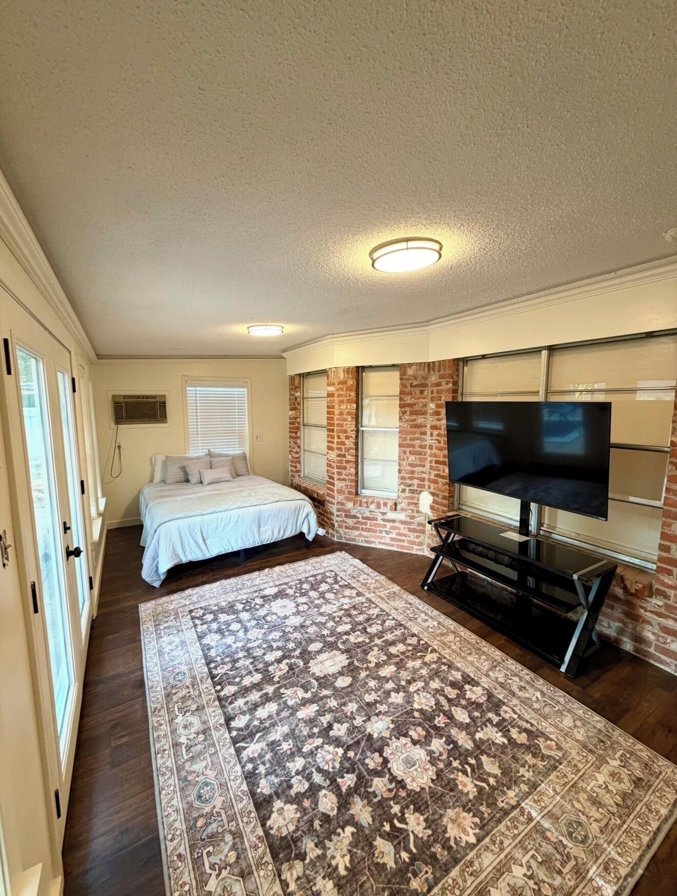 4 bedrooms, iron/ironing board, Internet, bed sheets