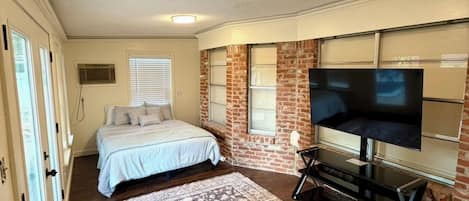 4 bedrooms, iron/ironing board, internet, bed sheets