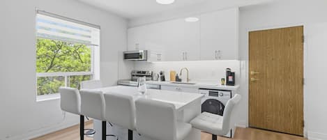 Coffee/tea maker, fridge, microwave, oven