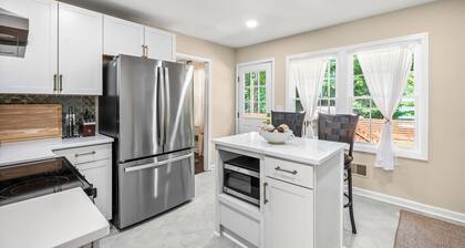 5Br Lux Green Manor w/Movie Room, Fenced Yard & Sleeps 12