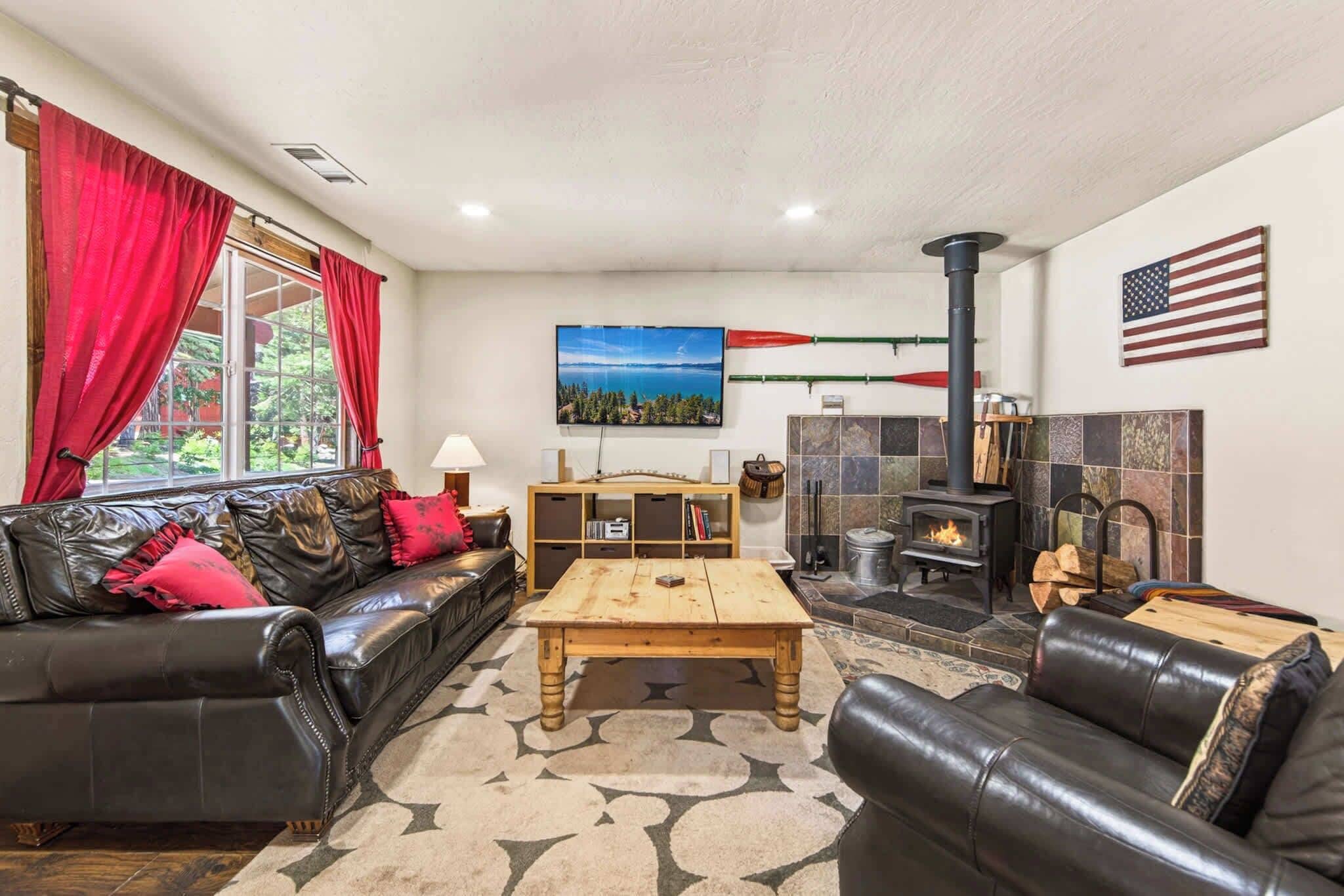 Cabin, Multiple Beds, Fireplace, Mountain View (The Rustic Pine) | Living area