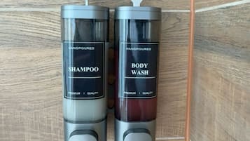 Dusche, Haartrockner, Handtücher, Toilettenpapier