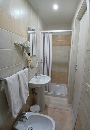 Hair dryer, bidet, towels, soap - Domus Impera: Vacation Home in Herculaneum (Ercolano)