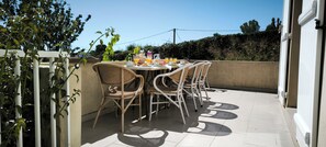 Outdoor dining - Vrbo Property (Castellare-di-Casinca)