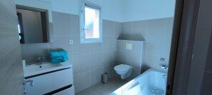 Shower, hair dryer, towels, soap - Vrbo Property (Castellare-di-Casinca)