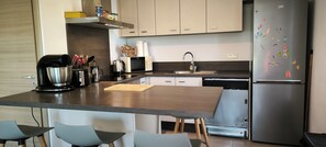 Fridge, microwave, oven, stovetop - 3-bedroom house with 2 bathrooms – 7 min from the beaches – quiet & modern, 76 m² (Castellare-di-Casinca)