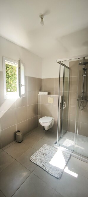 Dusche, Haartrockner, Handtücher, Seife