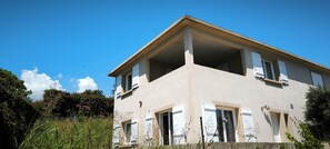 Exterior - 3-bedroom house with 2 bathrooms – 7 min from the beaches – quiet & modern, 76 m² (Castellare-di-Casinca)