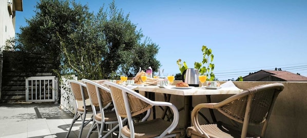 Outdoor dining - Vrbo Property (Castellare-di-Casinca)